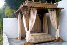 indian pillar bed